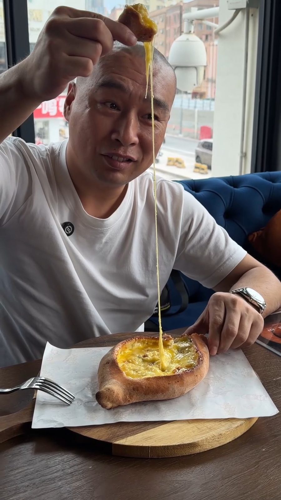 顾客在 NASHE MESTO 品尝哈恰普里